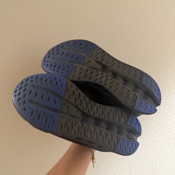 On Cloud Helion Cloudsurfer Women's sneaker in Black/Cobalt sz 9.5 - Picture 4 of 10